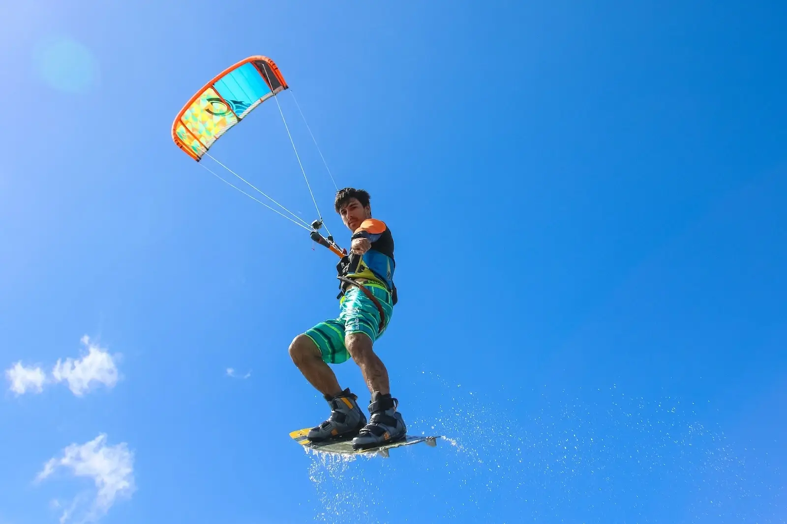 Guy doing an impressive kite surfing jump